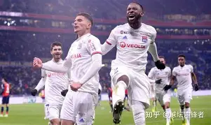 球盟会登录-卡昂女子圣三一教堂立面的钟楼为