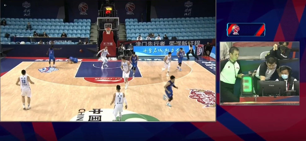 裁判员在比赛中执行规则时的技术用语和动作