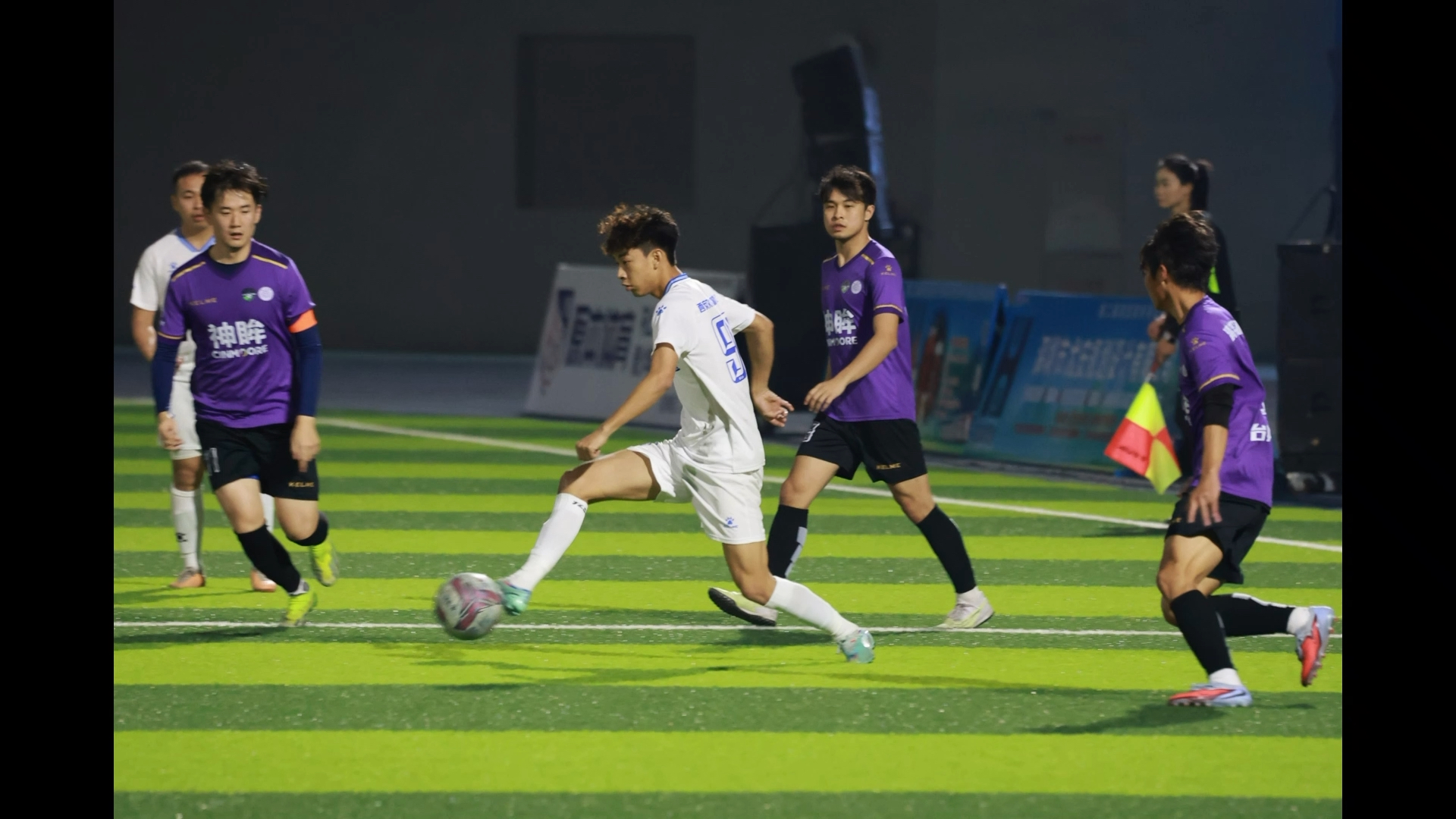 踢出的足球是怎样运动的?